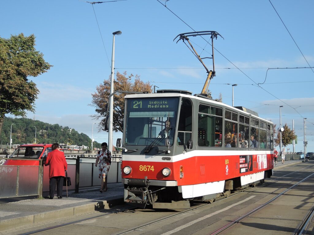 6694-linka-21-palackeho-namesti-dpp-tatra-t6a5-8674