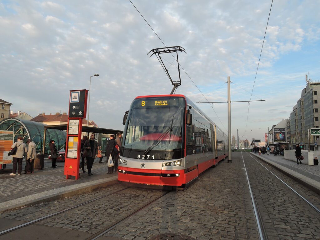 4870 - linka 8 Hradčanská DPP Škoda 15T 9271