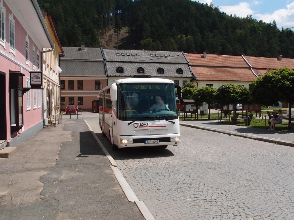 Autobus linky 840305 směr Bystřice nad Pernštejnem v Jimramově.