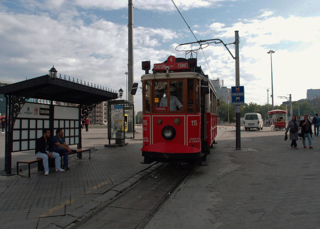 Historická tramvajová linka T2 se připravuje k odjezdu z nástupní zastávky Taksim (foto: OK)