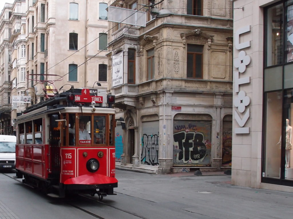 Nostalgická tramvaj na lince T2 směr Taksim projíždí historickou čtvrtí Beyoğlu (foto: OK)