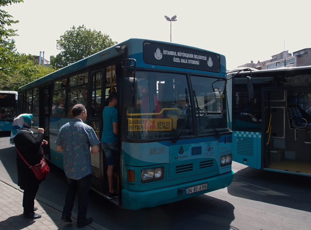 Výjimečně potkáte i postarší autobus, jako toto BMC linky 94A na stanovišti u tramvajové zastávky Beyazit (foto: OK)