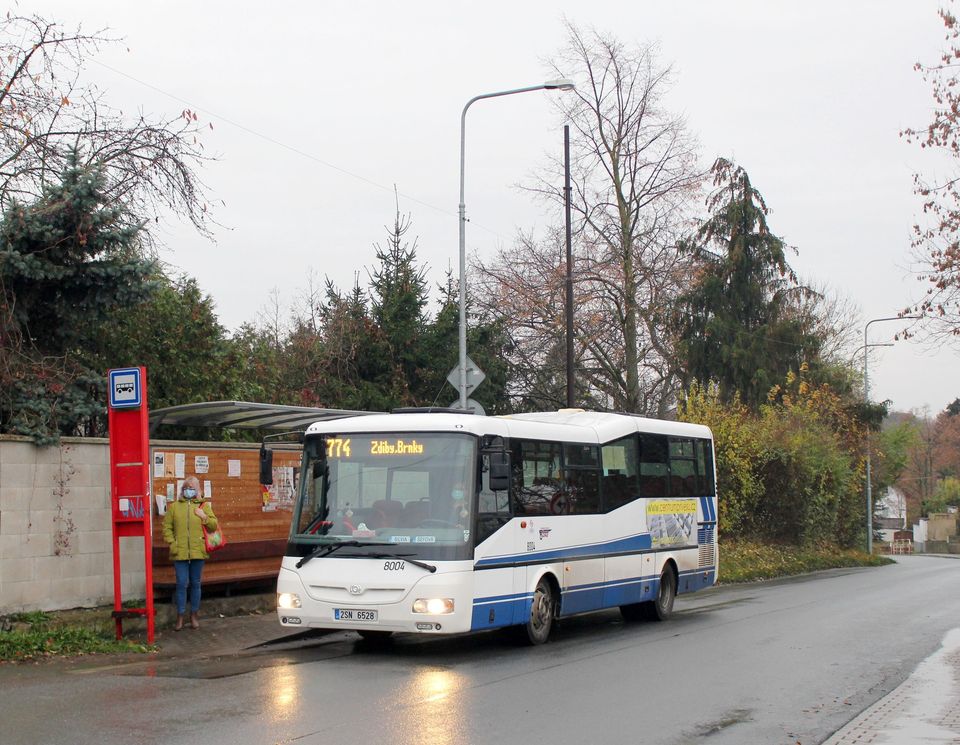 Vůz 8004 ve druhý den provozu v zastávce Zdiby, Přemyšlení, foto: pid.cz