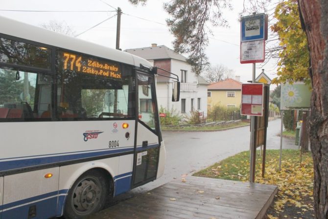 Vůz 8004 v zastávce Zdiby, Přemyšlení, Chaberská v druhý den provozu linky, foto: pid.cz