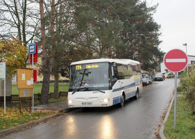 Vůz 8004 v zastávce Zdiby, Přemyšlení, Chaberská v druhý den provozu linky, foto: pid.cz