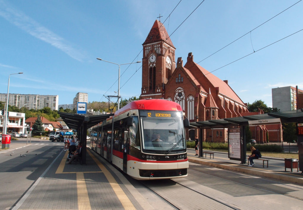 Tramvajová linka 12 v Gdańsku jezdí z Oliwy přes Wrzeszcz a kolem hlavního nádraží až k sídlišti Lawendowe Wzgórze. Zde v dopravním uzlu Siedlce u kostela sv. Františka z Assisi.