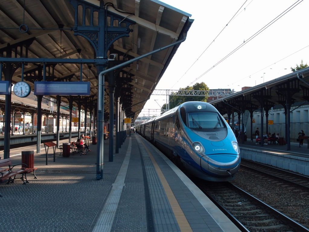 Pendolino z Krakova a Varšavy na hlavním nádraží v Gdańsku.