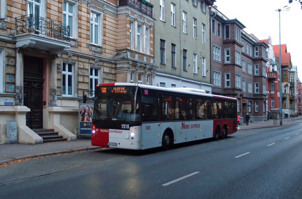 Linku 500 Ustka - Słupsk provozují 3 dopravci, zde v podání Nord expressu v zastávce Słupsk, Sinkiewicza.